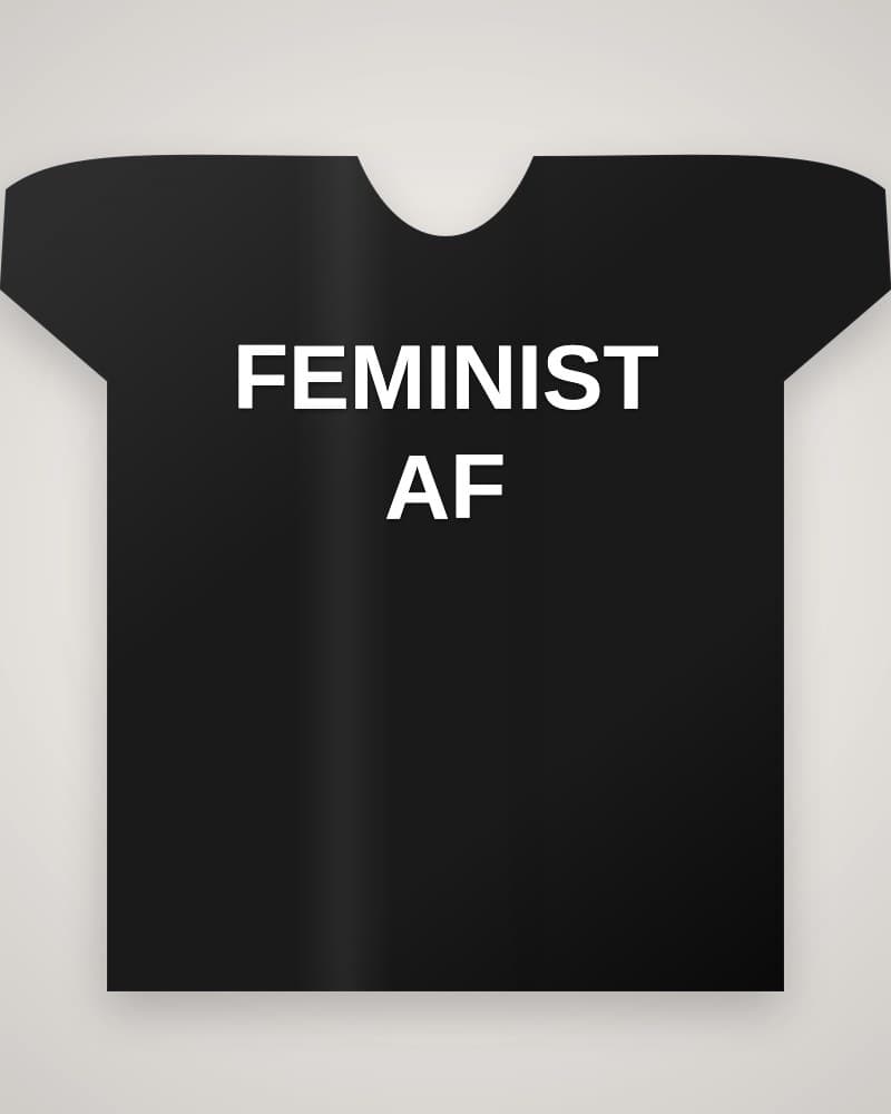 Photo d'un t-shirt unisexe noir avec le slogan Feminist AF imprimé en blanc.