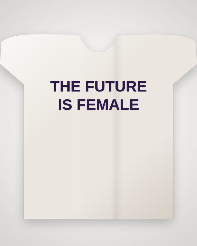 Photo d'un t-shirt unisexe blanc cassé avec le slogan The Future Is Female imprimé en violet profond.